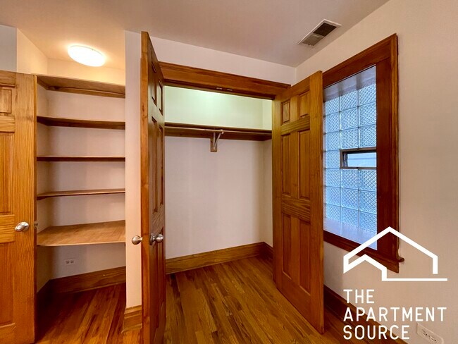 Building Photo - 3242 W Wrightwood Ave