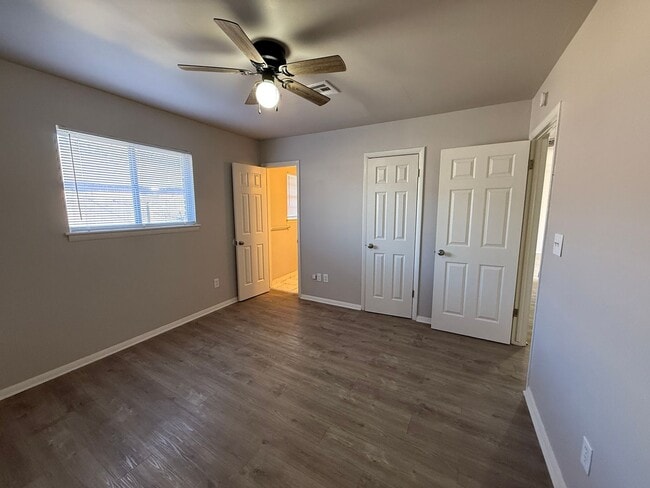 Building Photo - Tulsa 3 Bedroom 1 Bath Duplex with Fenced private Backyard