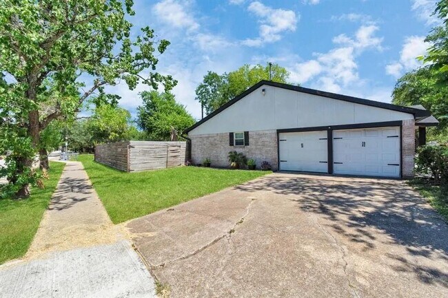 Building Photo - 5658 Ludington Dr