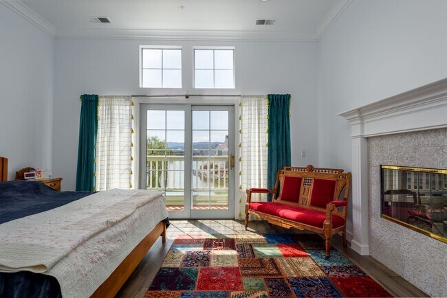 Building Photo - Waterfront Property with Stunning Views, L...