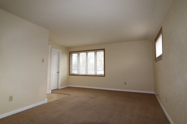Building Photo - Large 2-Bed Upper Duplex