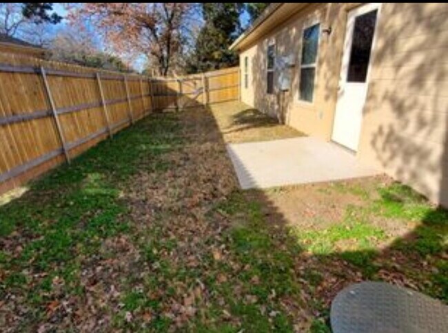 Building Photo - "Spacious 3-Bedroom Duplex with Granite To...