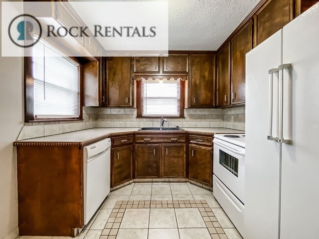 Building Photo - 4 Bed 2 Bath with Bonus Room
