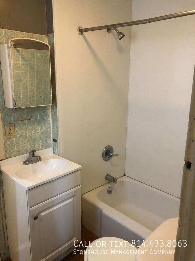 Building Photo - 613 E 13th St