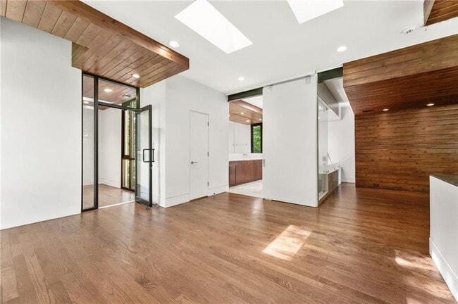 Building Photo - 2105 Fairhaven Cir NE