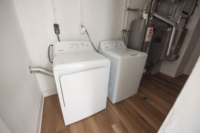 Building Photo - 3012 Larkmoor St