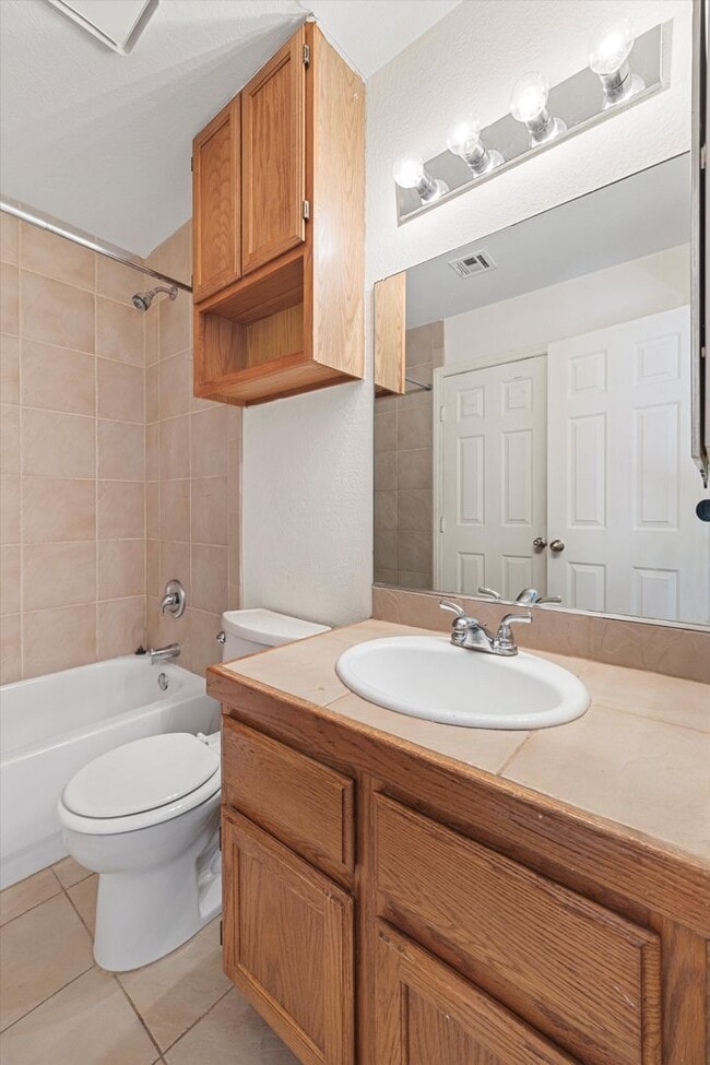 Building Photo - Centrally located Townhome/Fenced Yard