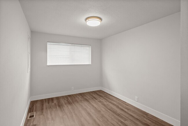 Building Photo - Lovely 3 Bedroom 1.5 bath Milwaukie Charmer.