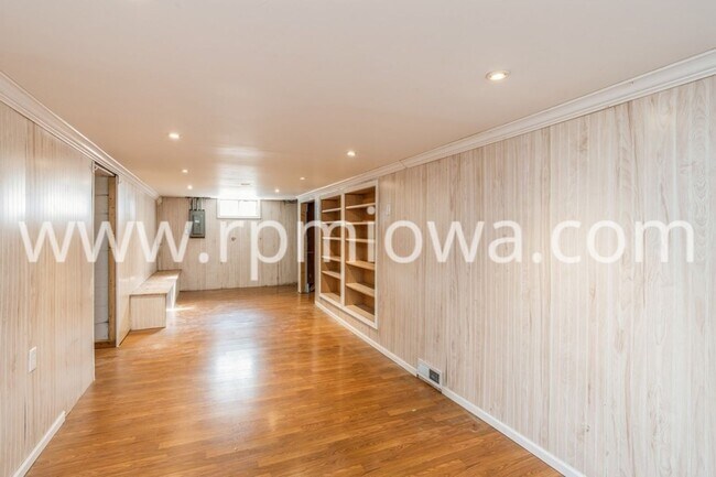 Building Photo - COZY RANCH!! 2 Bedroom, 1 Bathroom Home in Des Moines