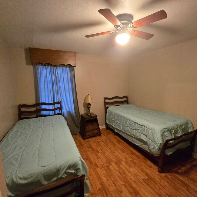 Building Photo - 2/1.5 Townhouse with Water, Trash, Sewer, ...
