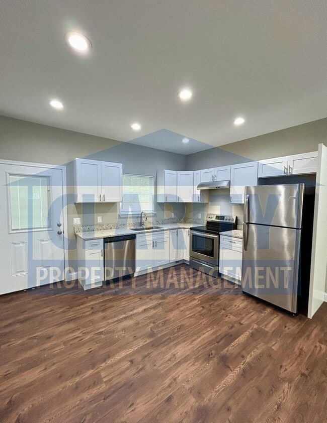 Building Photo - Two-bedroom Townhome!