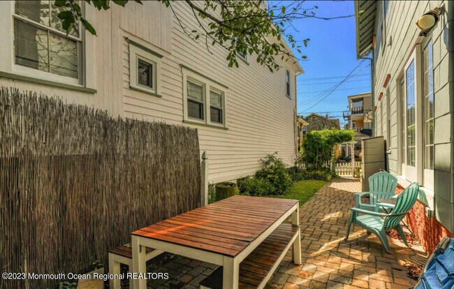 Building Photo - 121 Mt Hermon Way