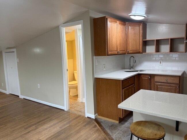 Building Photo - 569 Jerome St