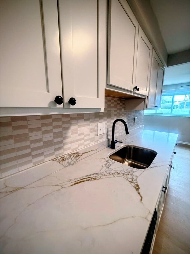 Building Photo - Updated Rocky River Condo – 1 Bed, 1 Bath in Prime Location Near Shopping & Lake Erie