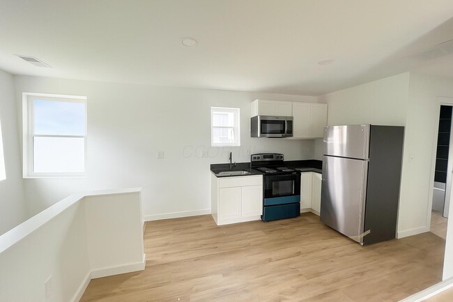 Building Photo - 1460 Hamlet St