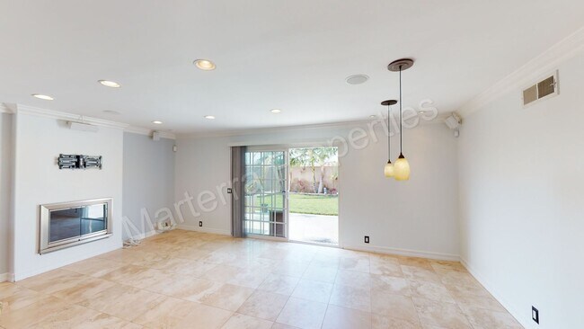 Building Photo - Beautiful 3 Bedroom Home in Huntington Beach
