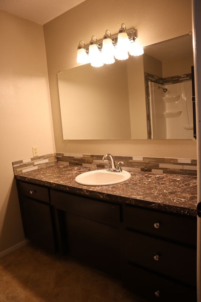 Building Photo - Duplex in Post Falls