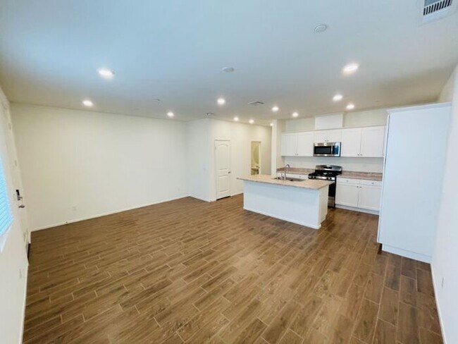 Building Photo - 30316 Town Square Dr