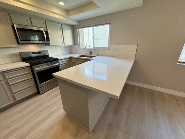 Building Photo - Designer Executive Townhome in Signal Hill