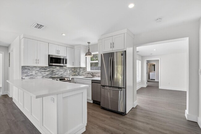 Building Photo - 954 SE 7th St