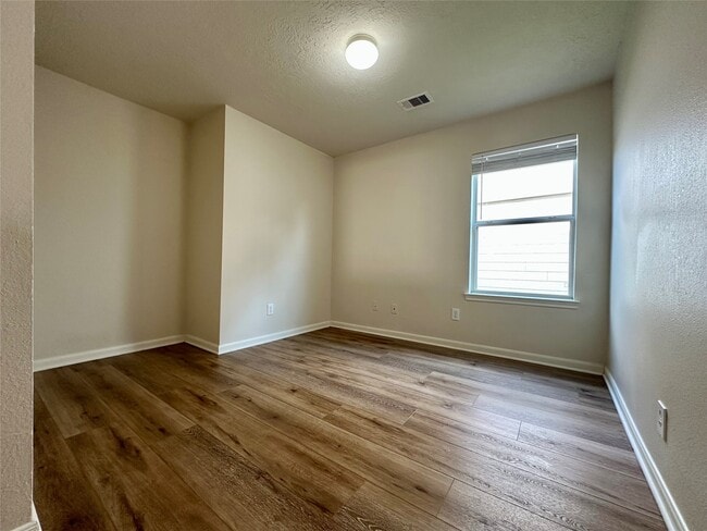 Building Photo - 20515 Hillsdale Park Dr