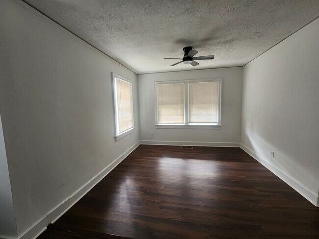 Building Photo - 3 Bedroom 2 Bath with Carport and Fenced Yard in Midtown Columbus