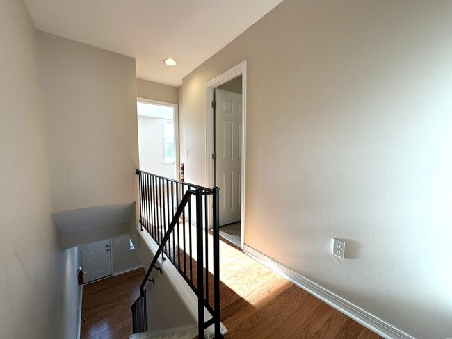 Building Photo - Gorgeous 2-Bedroom Townhome in the Heart of Olde Richmond! Available NOW!