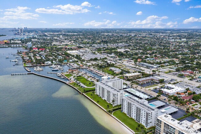 Building Photo - 301 Lake Shore Dr
