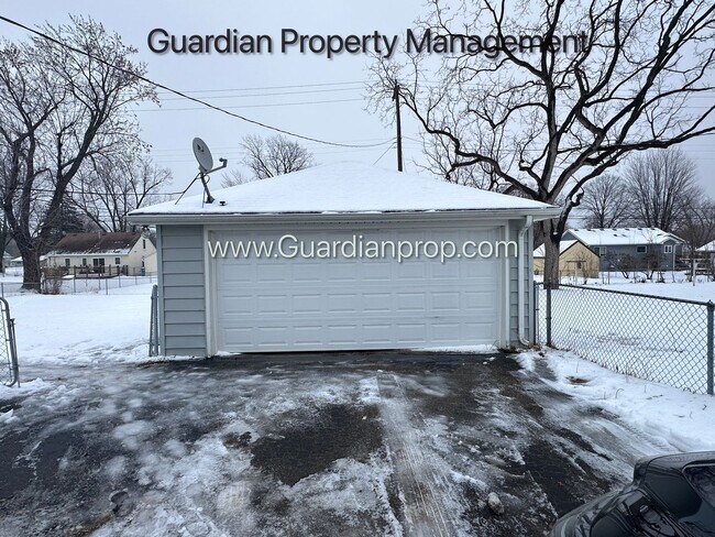 Building Photo - Richfield Single Family Home, Fenced Yard, 2 Car Garage, Dishwasher