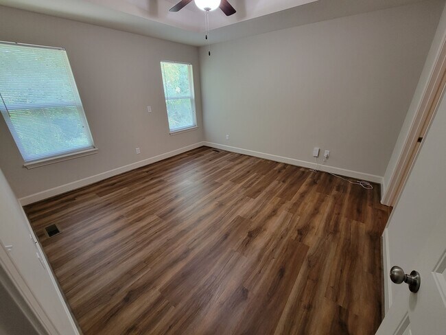 Building Photo - 9318 N Robinhood Ave