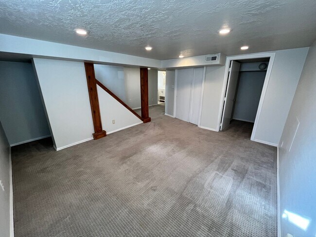 Building Photo - Charming 4 Bedroom 2 Bath Home in Sugarhouse!