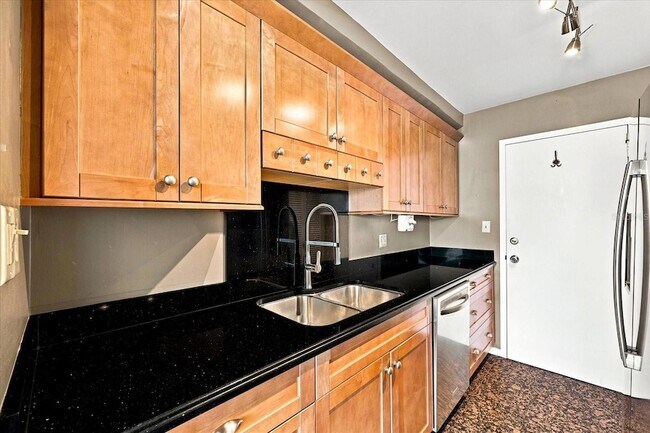 Building Photo - 7200 Sunshine Skyway Ln S