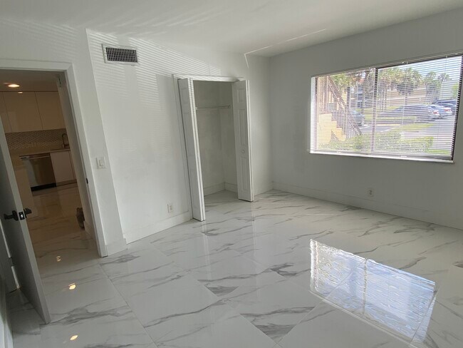 Building Photo - 158 Lakeview Dr