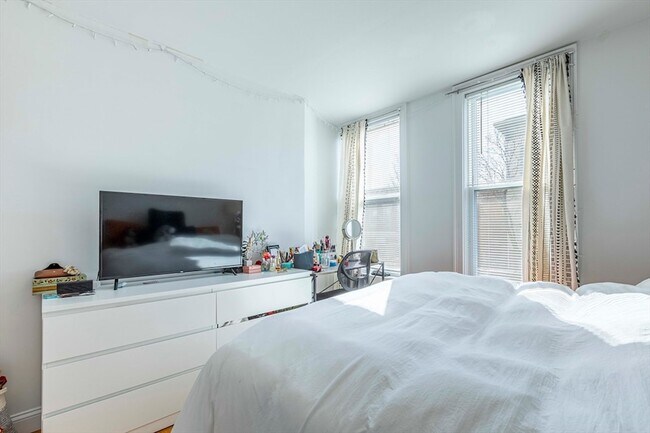 Building Photo - 535 Cambridge St