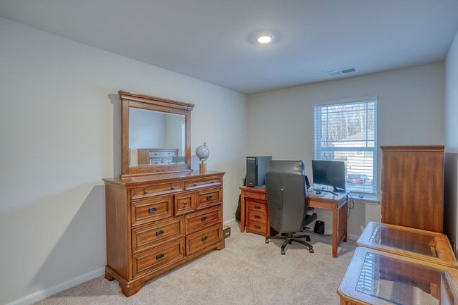 Building Photo - 124 Currant Cir