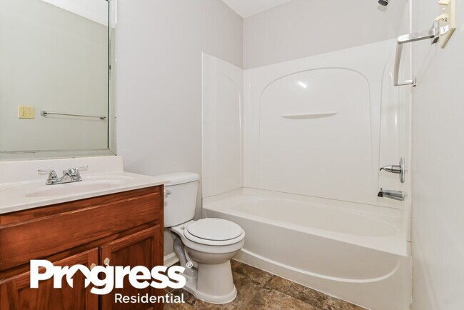 Building Photo - 4258 Ravenwood Dr N