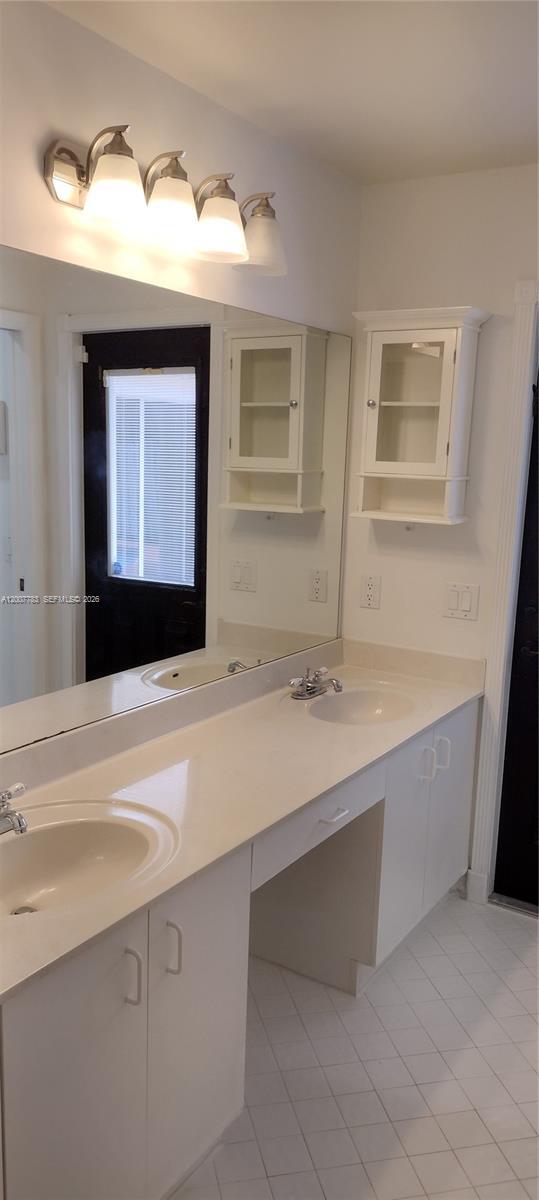 Building Photo - 659 Verona Pl