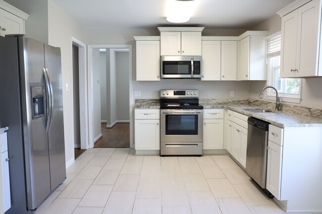 Building Photo - Fabulous neighborhood 4 BR home right on Elizabeth Lake