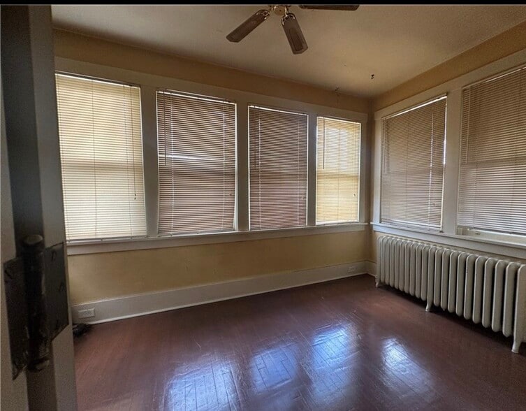 Building Photo - 3415 Parkview Ave
