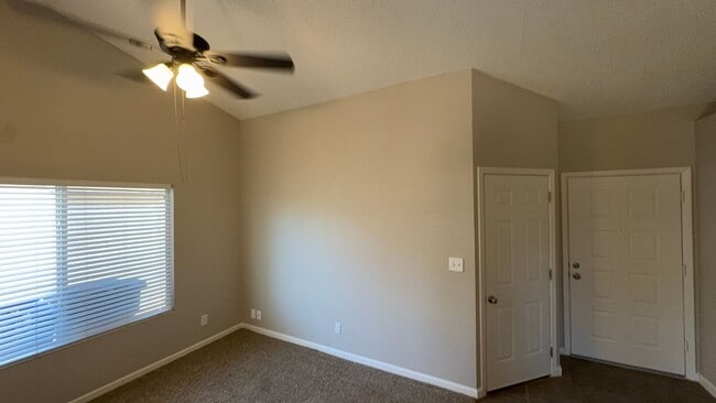 Building Photo - 2 bedroom 1 bath