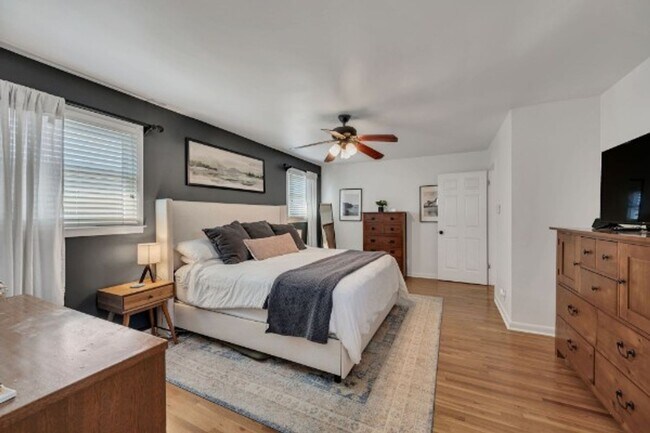 Building Photo - Renovated Ranch, Fenced Yard, Separate Studio