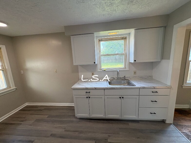 Building Photo - 18605 Maple Heights Blvd