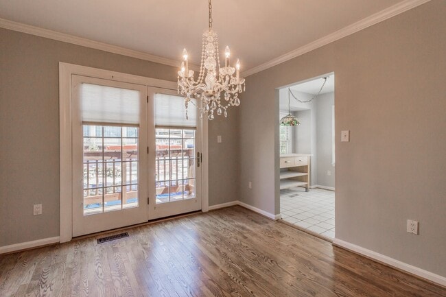 Building Photo - Beautiful 3 Bedroom 3/2 Bath Brick End Uni...