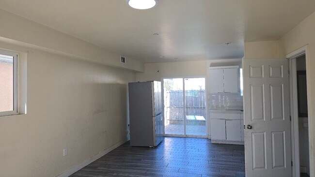 Building Photo - 84(1019E)