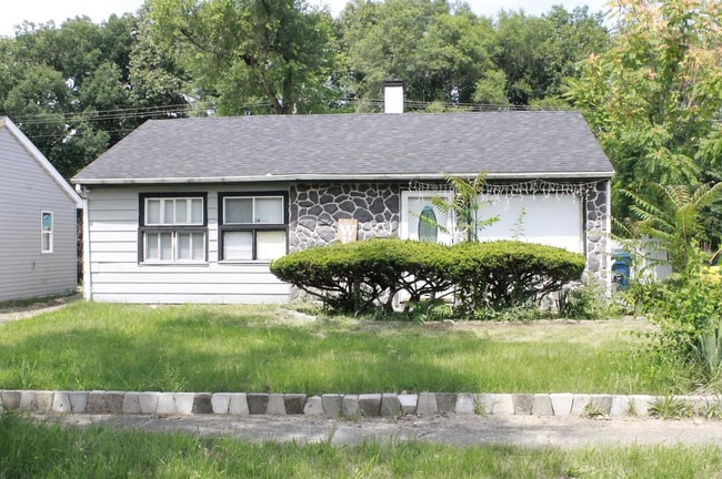Building Photo - 1960 Central Dr