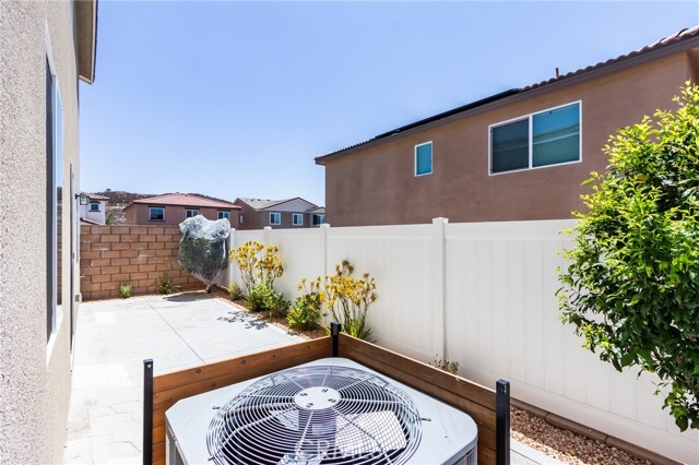 Building Photo - 36469 Shine Dr