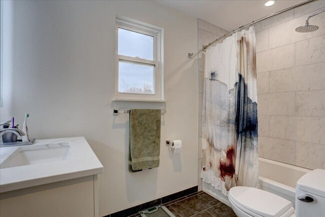 Building Photo - Stunning Remodeled Townhome in North Boulder