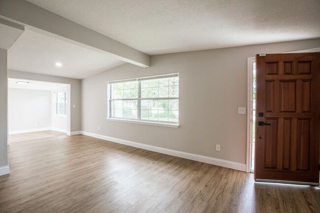 Building Photo - Renovated 4/2