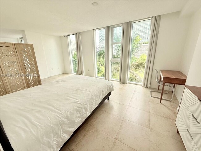 Building Photo - 275 NE 18th St