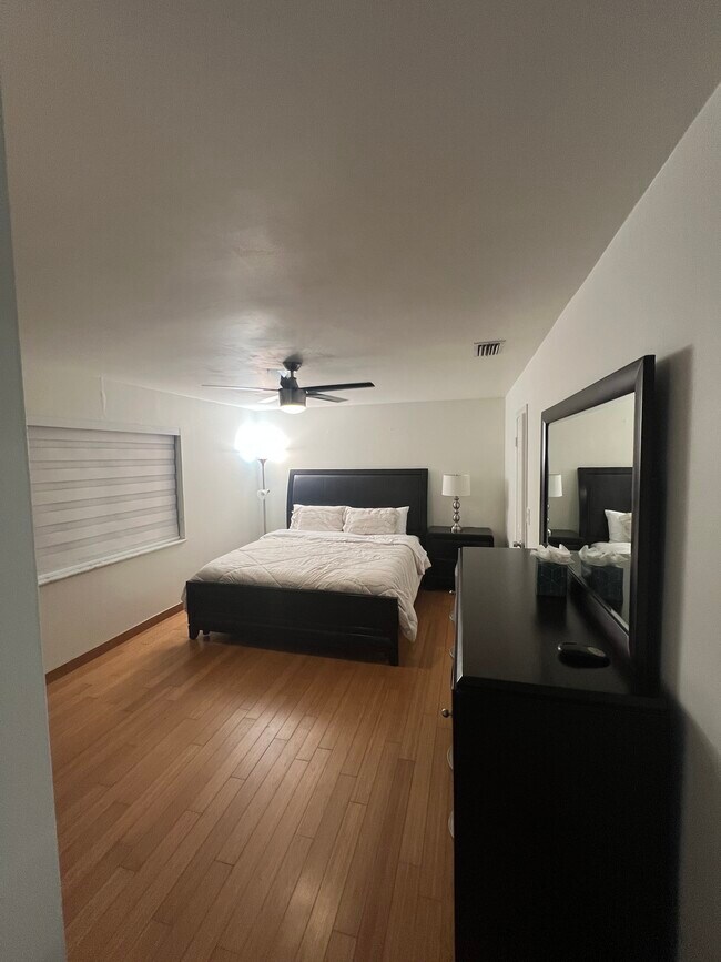 Building Photo - 1010 Hollywood Blvd